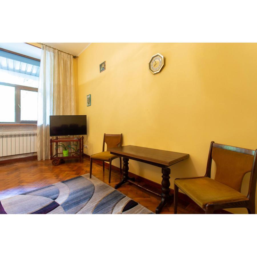 Cozy Apartment On Nezalezhnosti Avenue Kharkov Luaran gambar