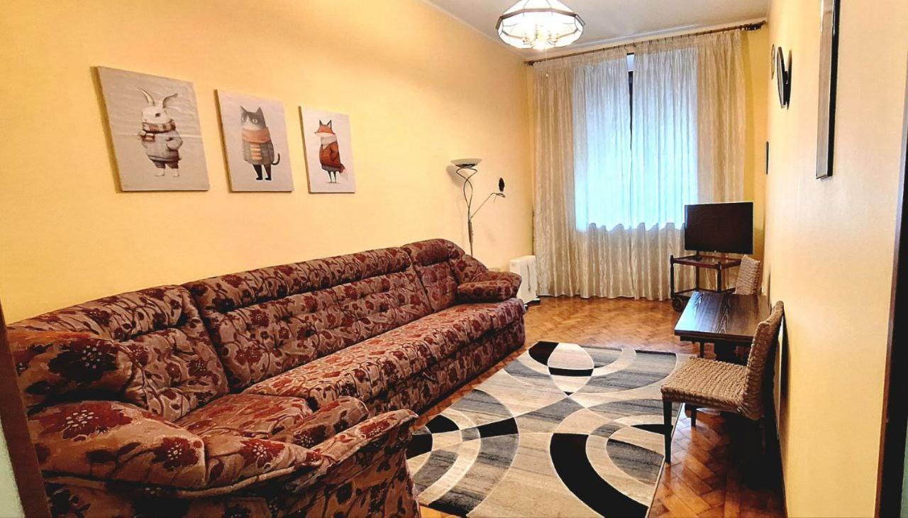 Cozy Apartment On Nezalezhnosti Avenue Kharkov Luaran gambar